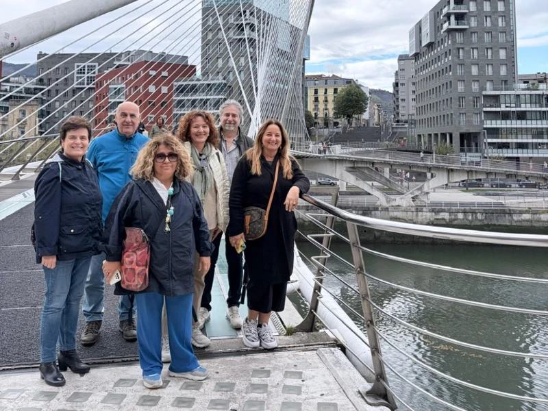 Viajeros del Free Tour en el Puente de Calatrava Zubizuri